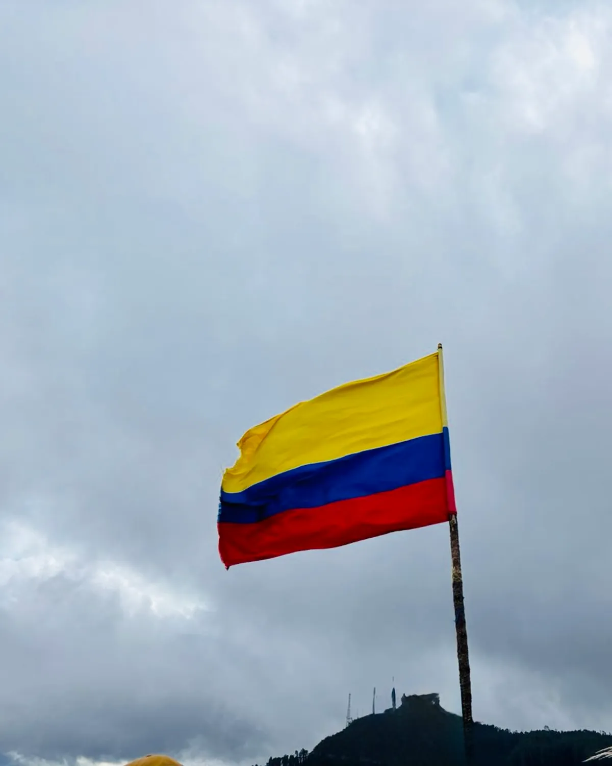 Mi pais Colombia ondeando en lo alto