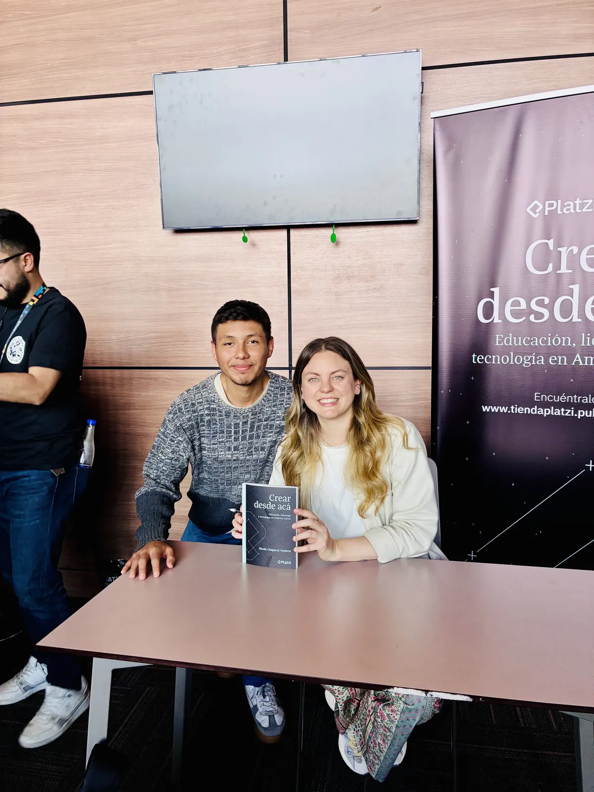 Firma de libro con Nicole Chapaval (Crear desde aqui)