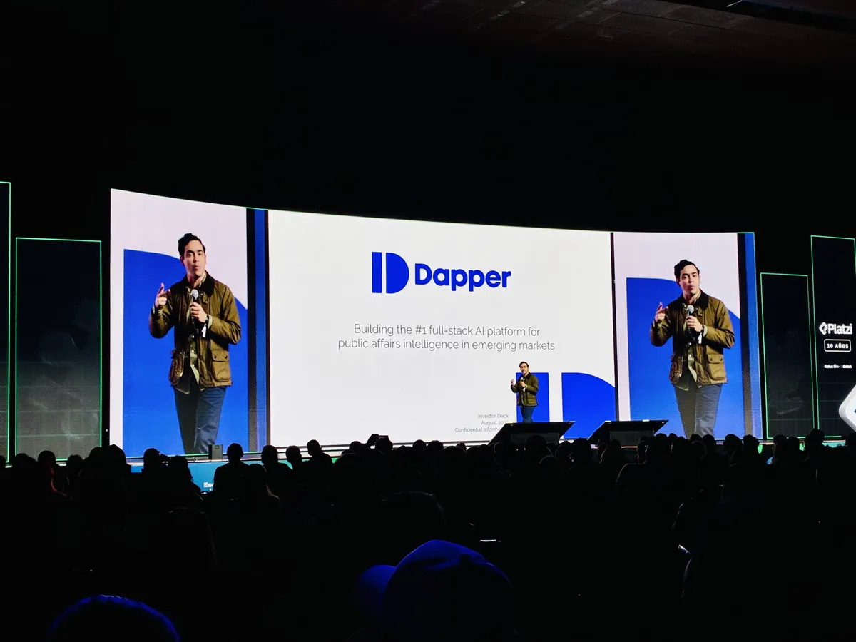 Presentación del startup ganadora del Platzi Demo en la PlatziConf
