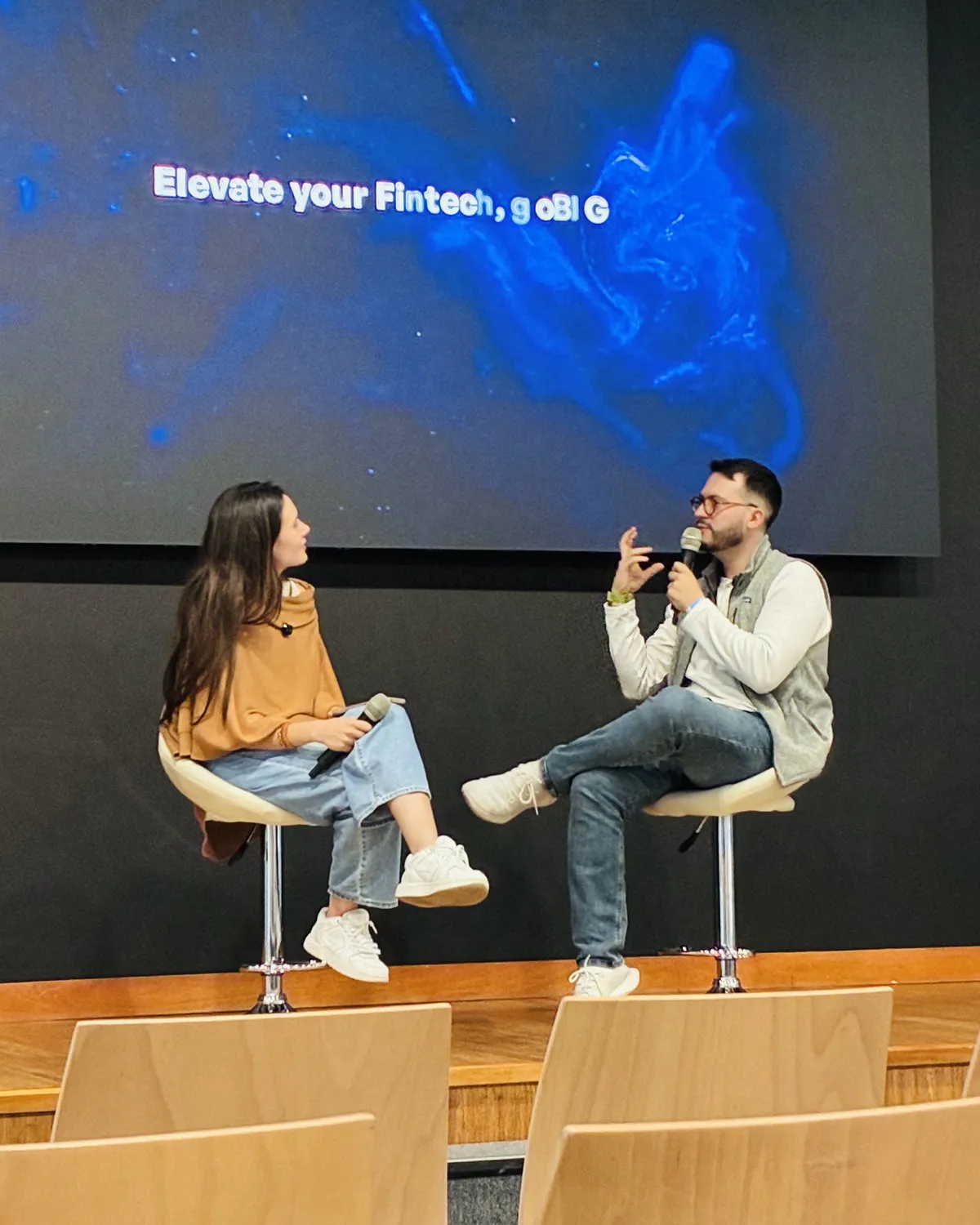 Conversación sobre fintech en el escenario